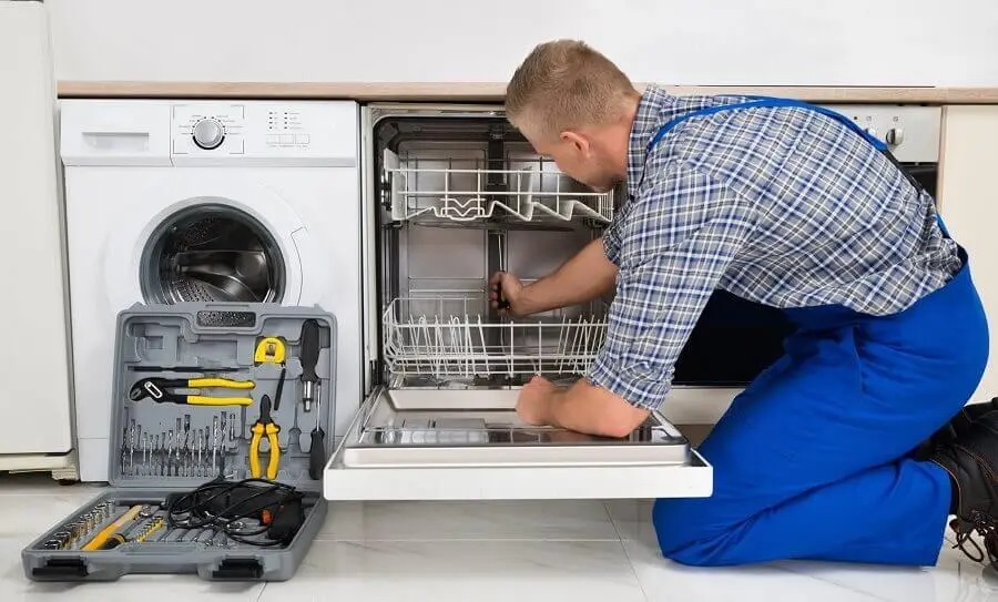 Soma Whirlpool servisi teknisyen ekibi beyaz eşya tamiri yaparken